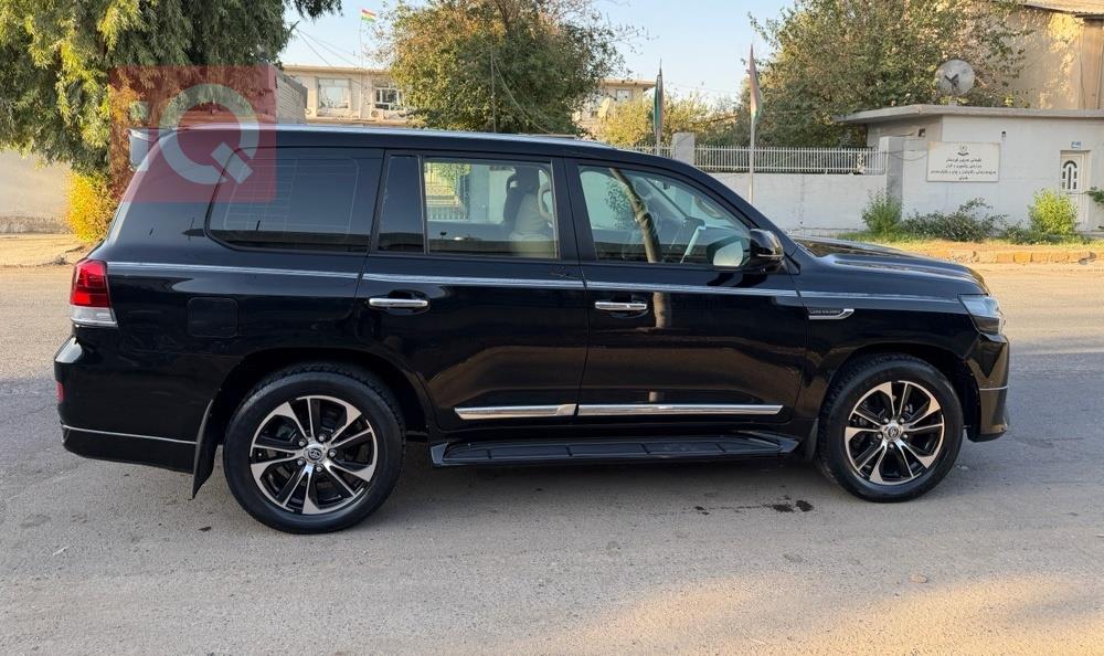 تۆیۆتا لاند کروزەر